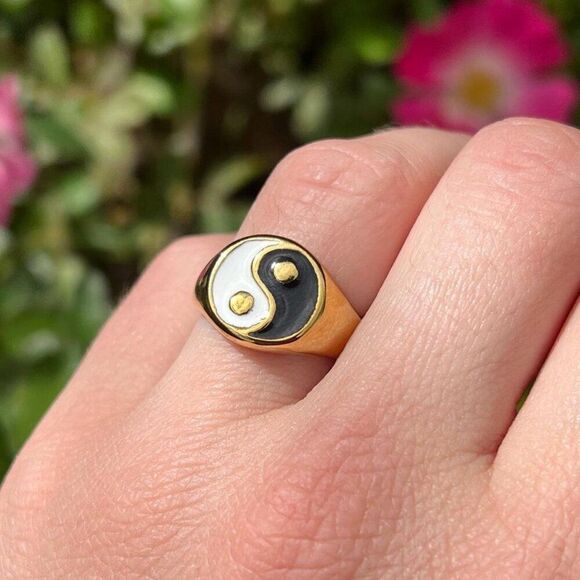 New! Ying & Yang Ring - Picture 1 of 3